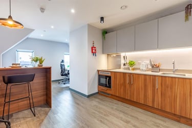 1 bed studio, 40-41 High Street, Englefield Green, Egham, TW209DP - Image 1